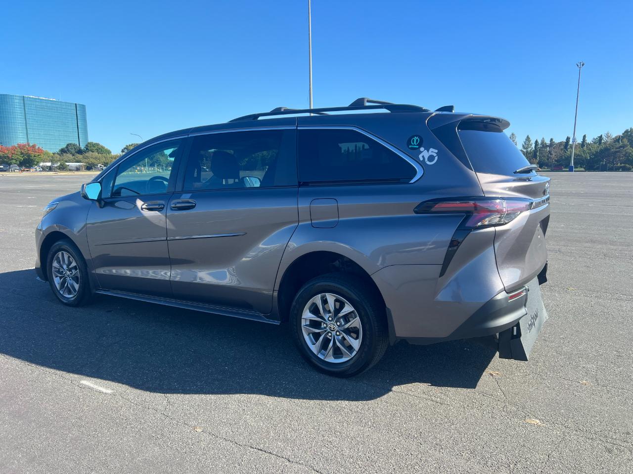 Toyota Sienna LE 8-Passenger 2024