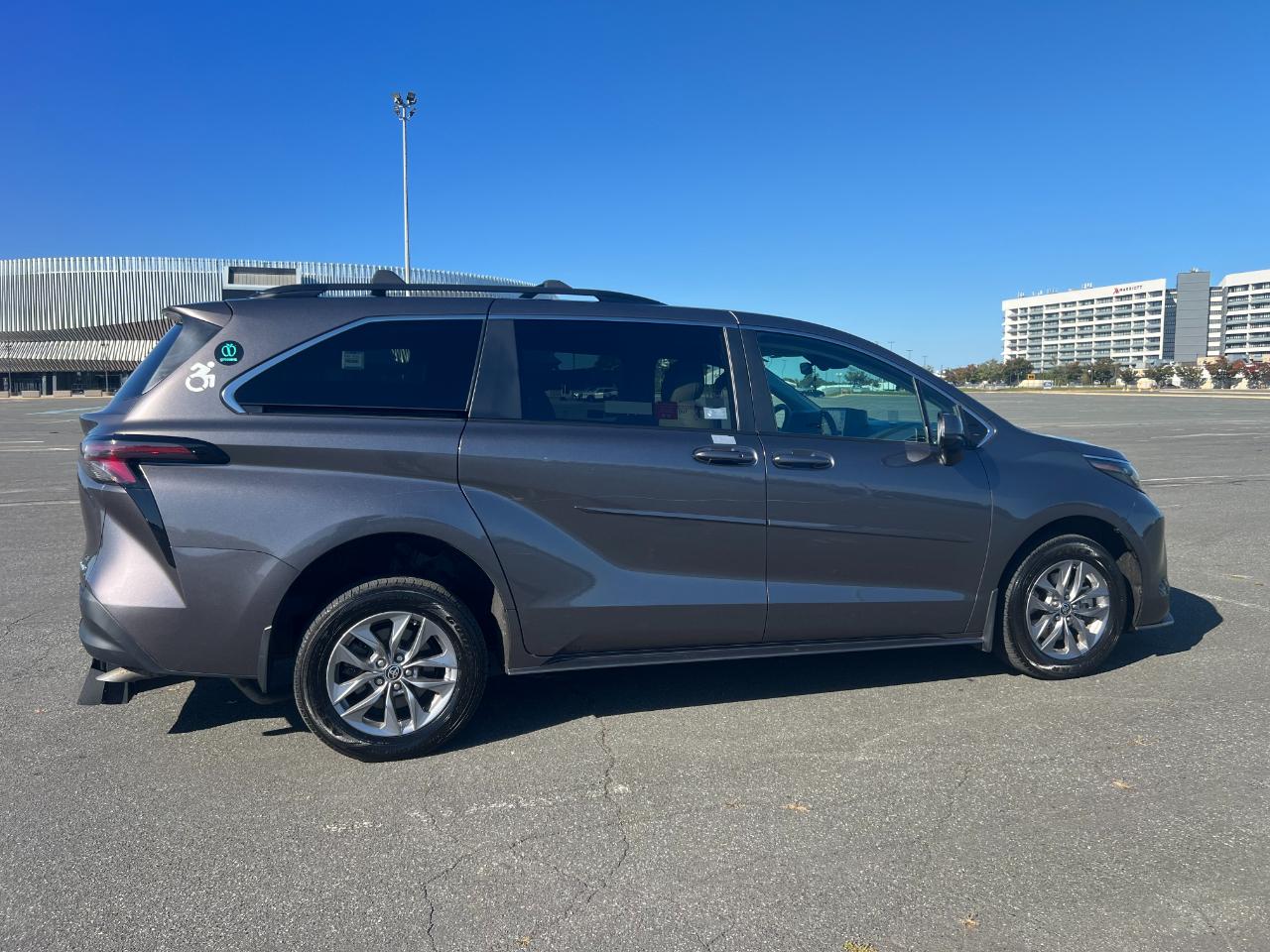 Toyota Sienna LE 8-Passenger 2024