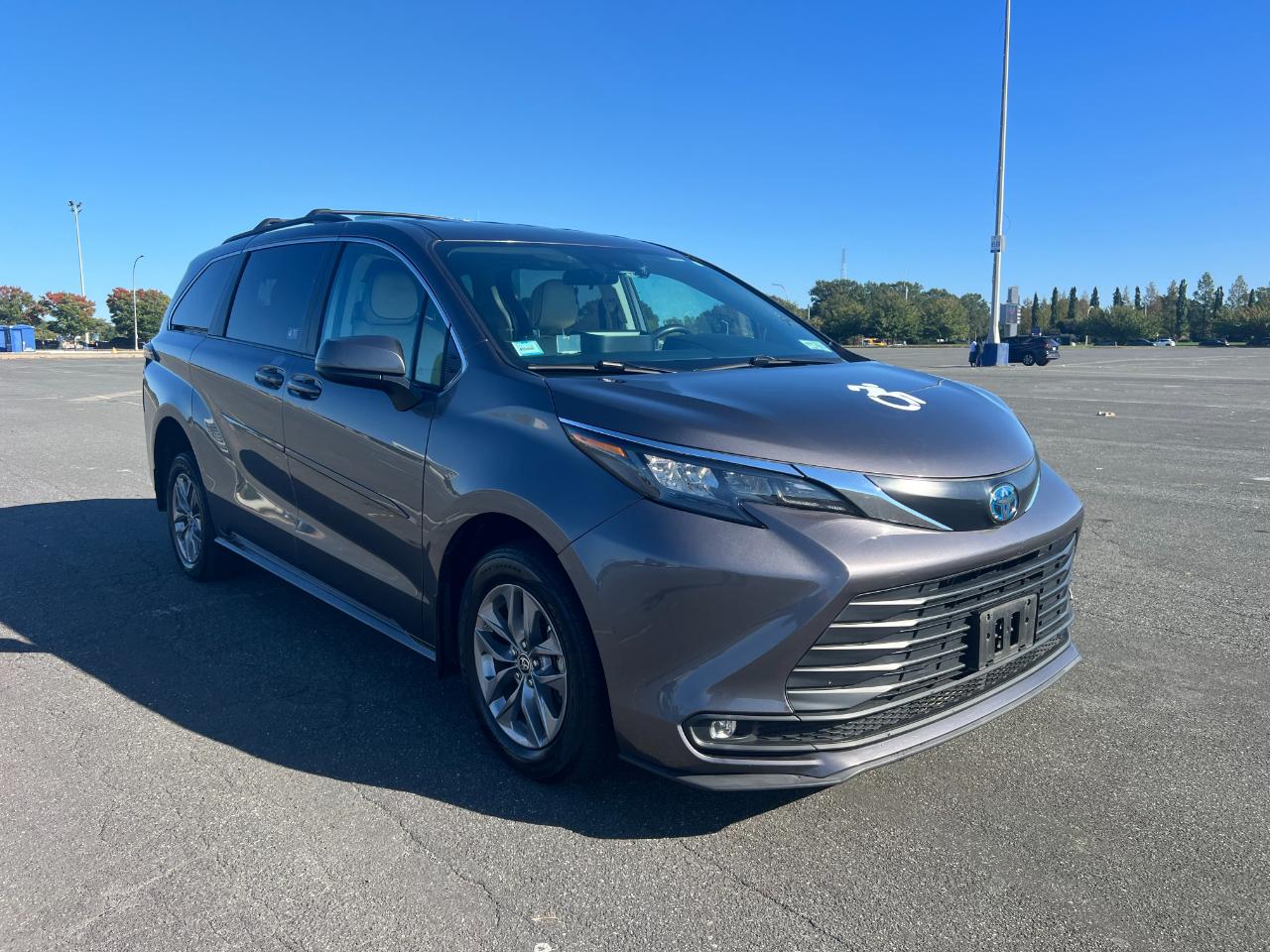 Toyota Sienna LE 8-Passenger 2024