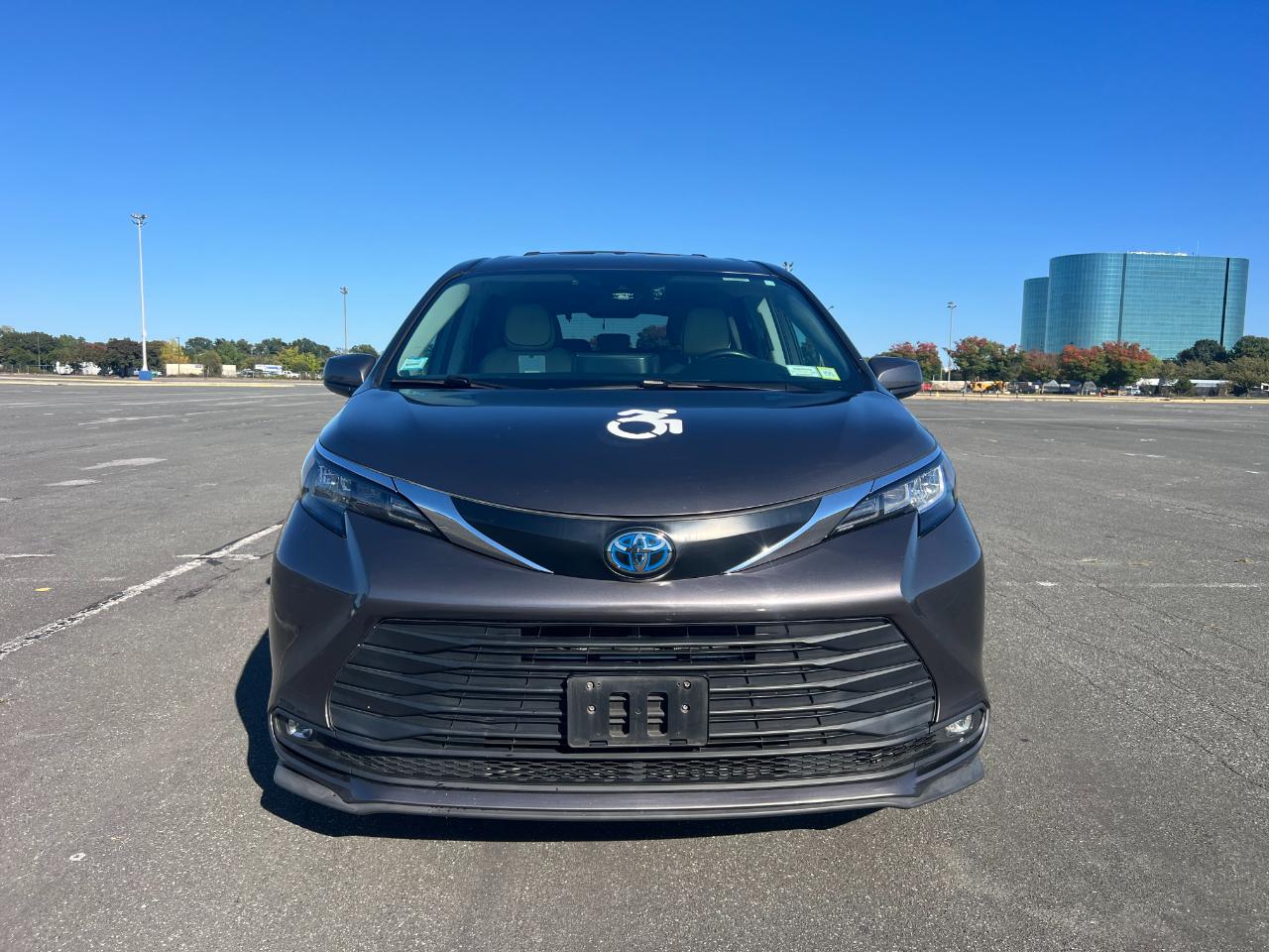 Toyota Sienna LE 8-Passenger 2024