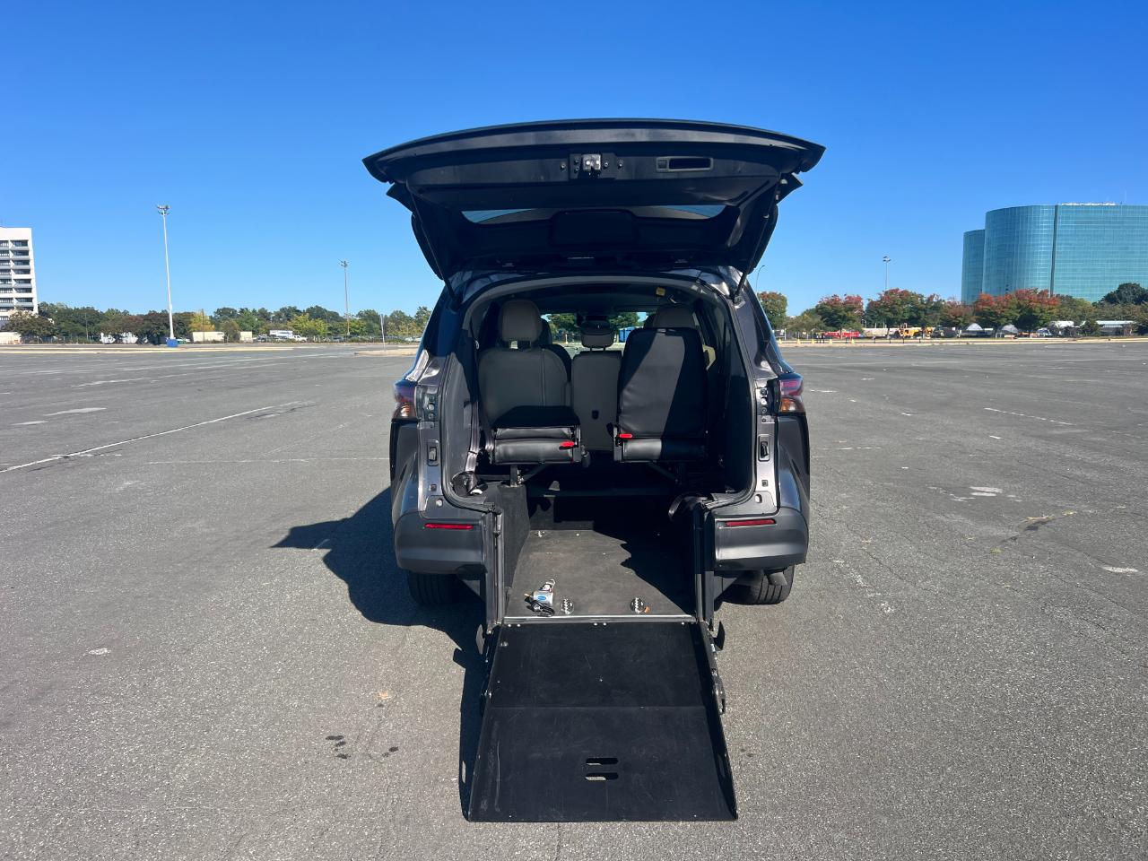 Toyota Sienna LE 8-Passenger 2024