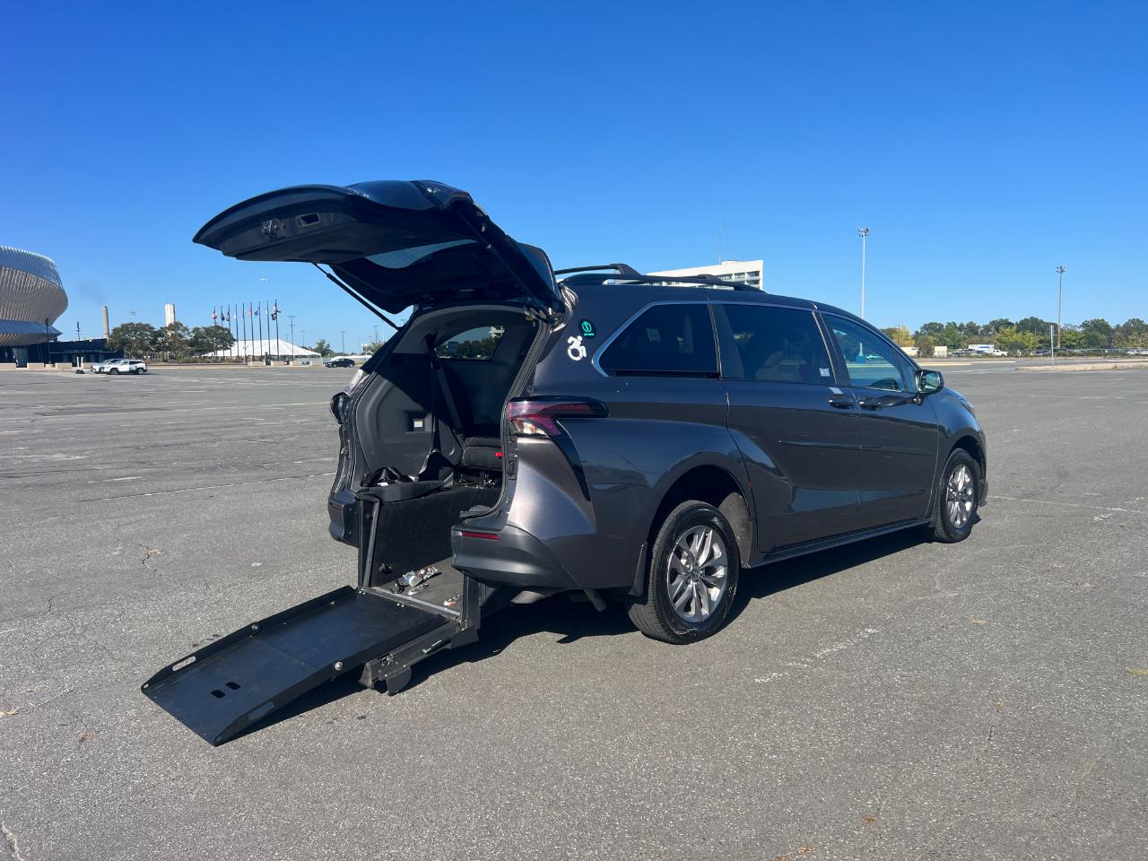 Toyota Sienna LE 8-Passenger 2024