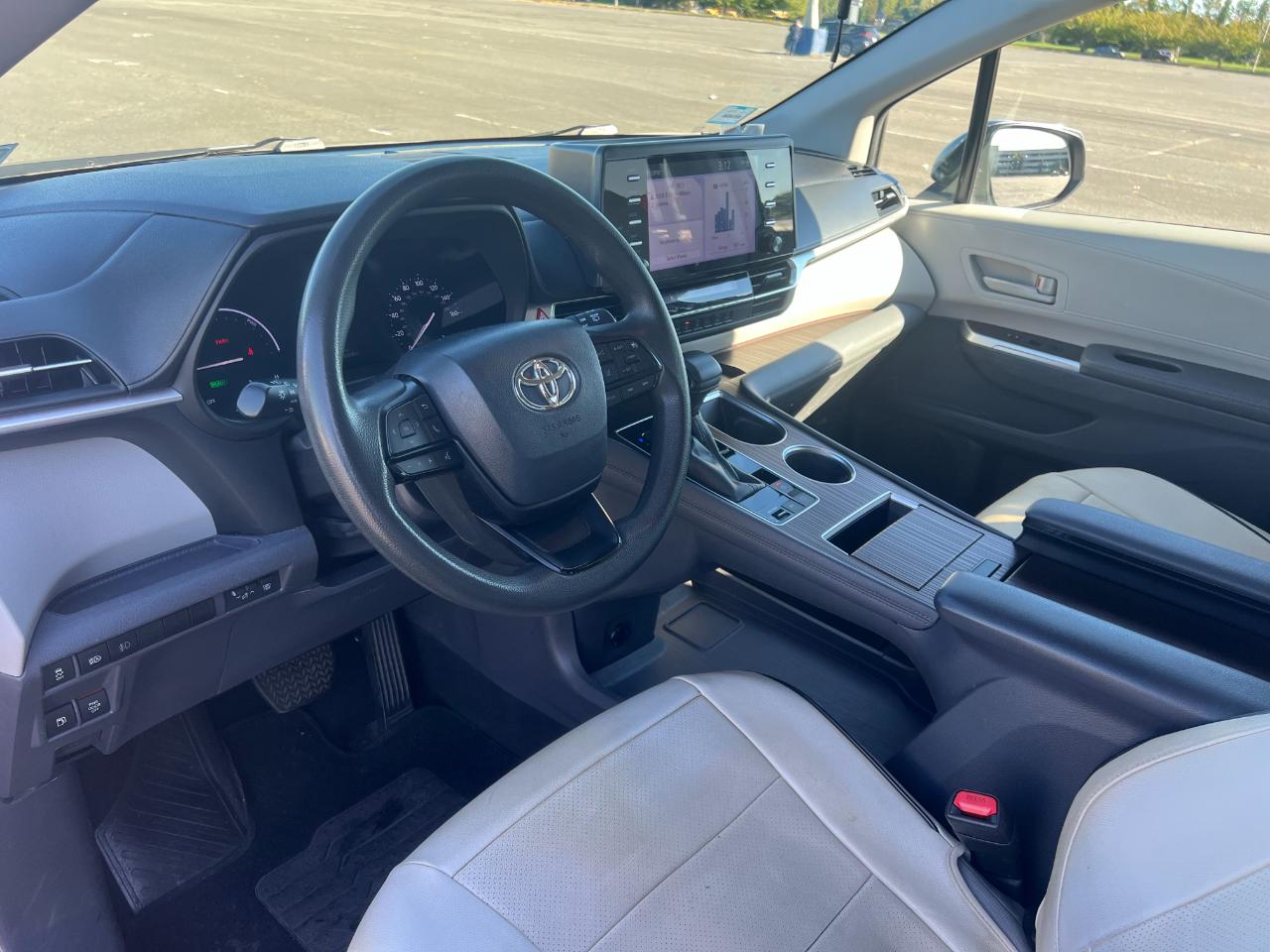 Toyota Sienna LE 8-Passenger 2024