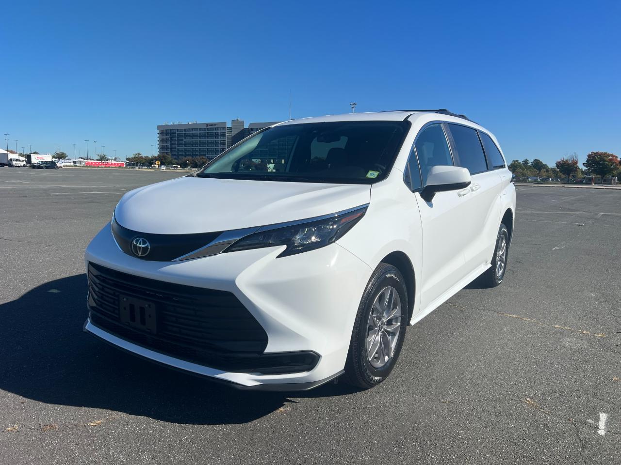 Toyota Sienna LE 8-Passenger 2026