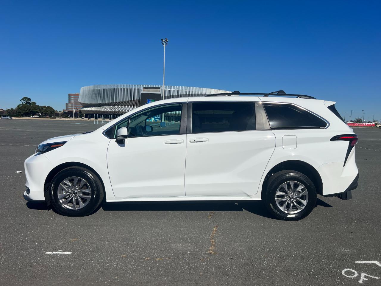 Toyota Sienna LE 8-Passenger 2026