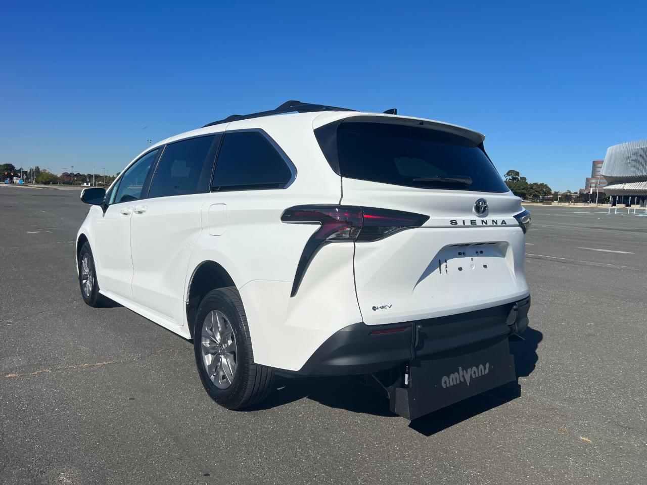 Toyota Sienna LE 8-Passenger 2026