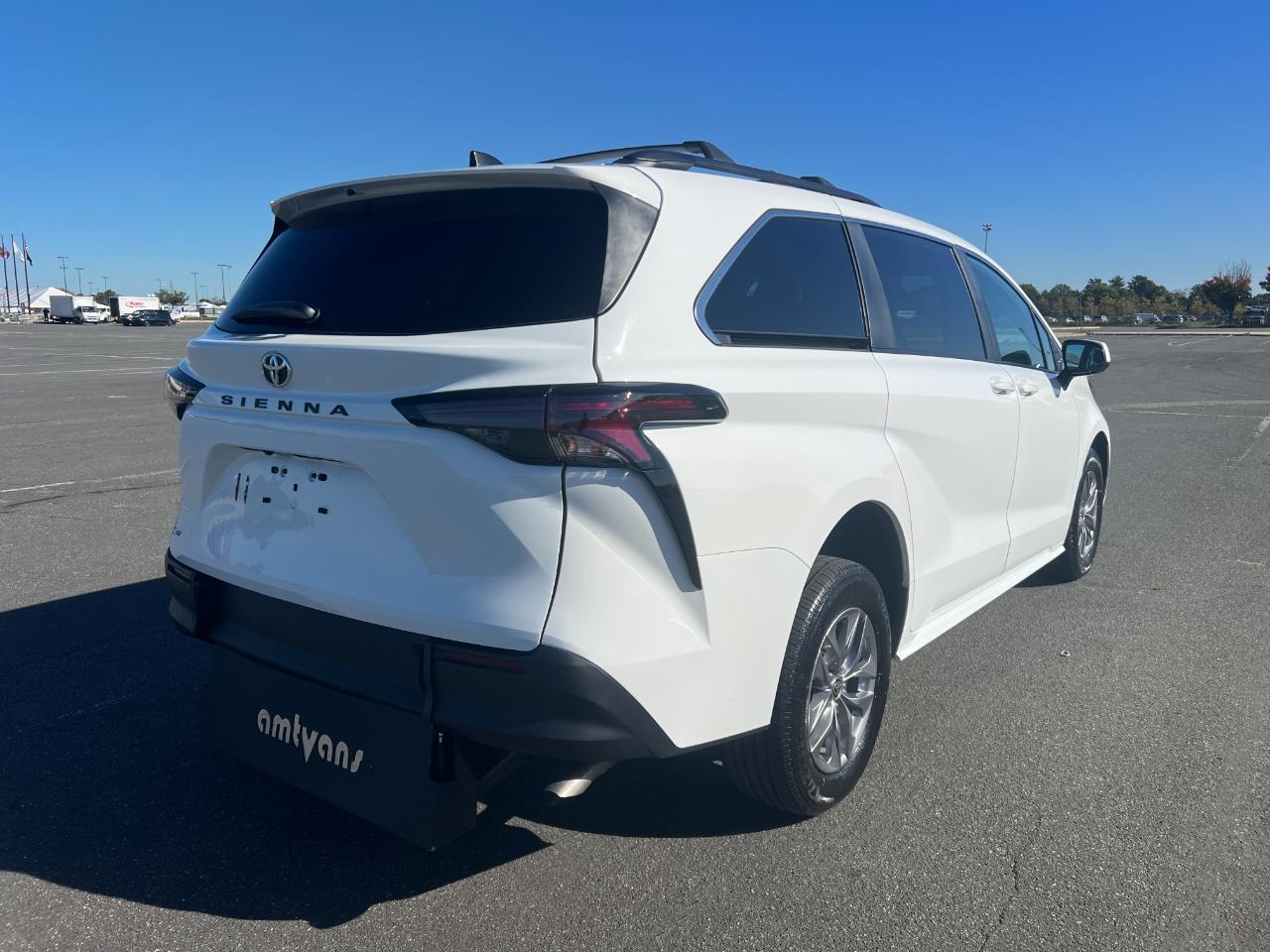 Toyota Sienna LE 8-Passenger 2026