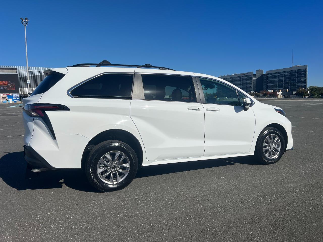 Toyota Sienna LE 8-Passenger 2026