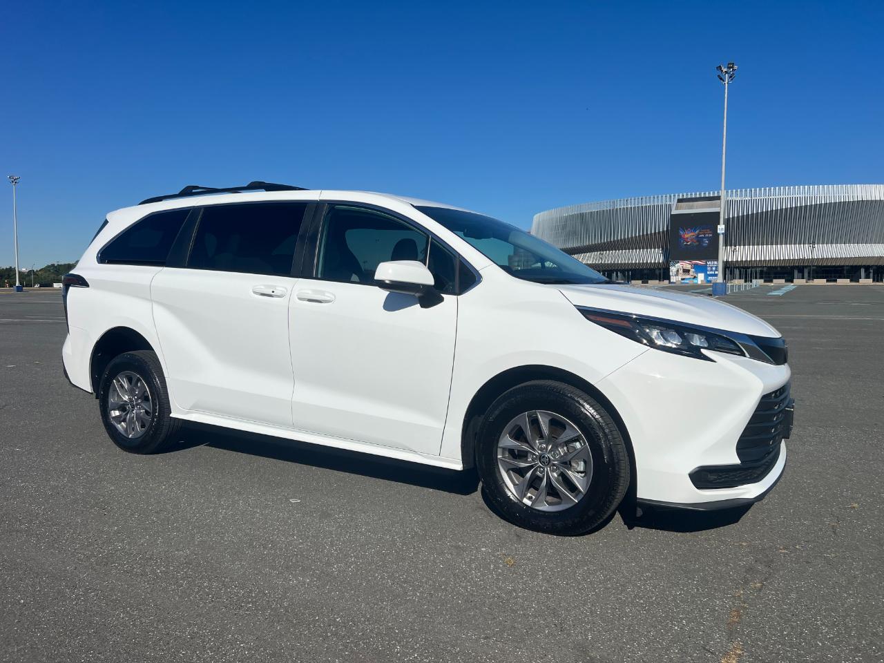 Toyota Sienna LE 8-Passenger 2026