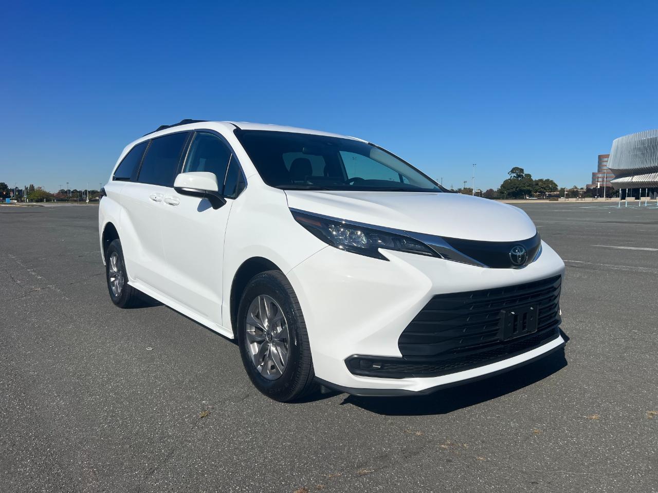 Toyota Sienna LE 8-Passenger 2026