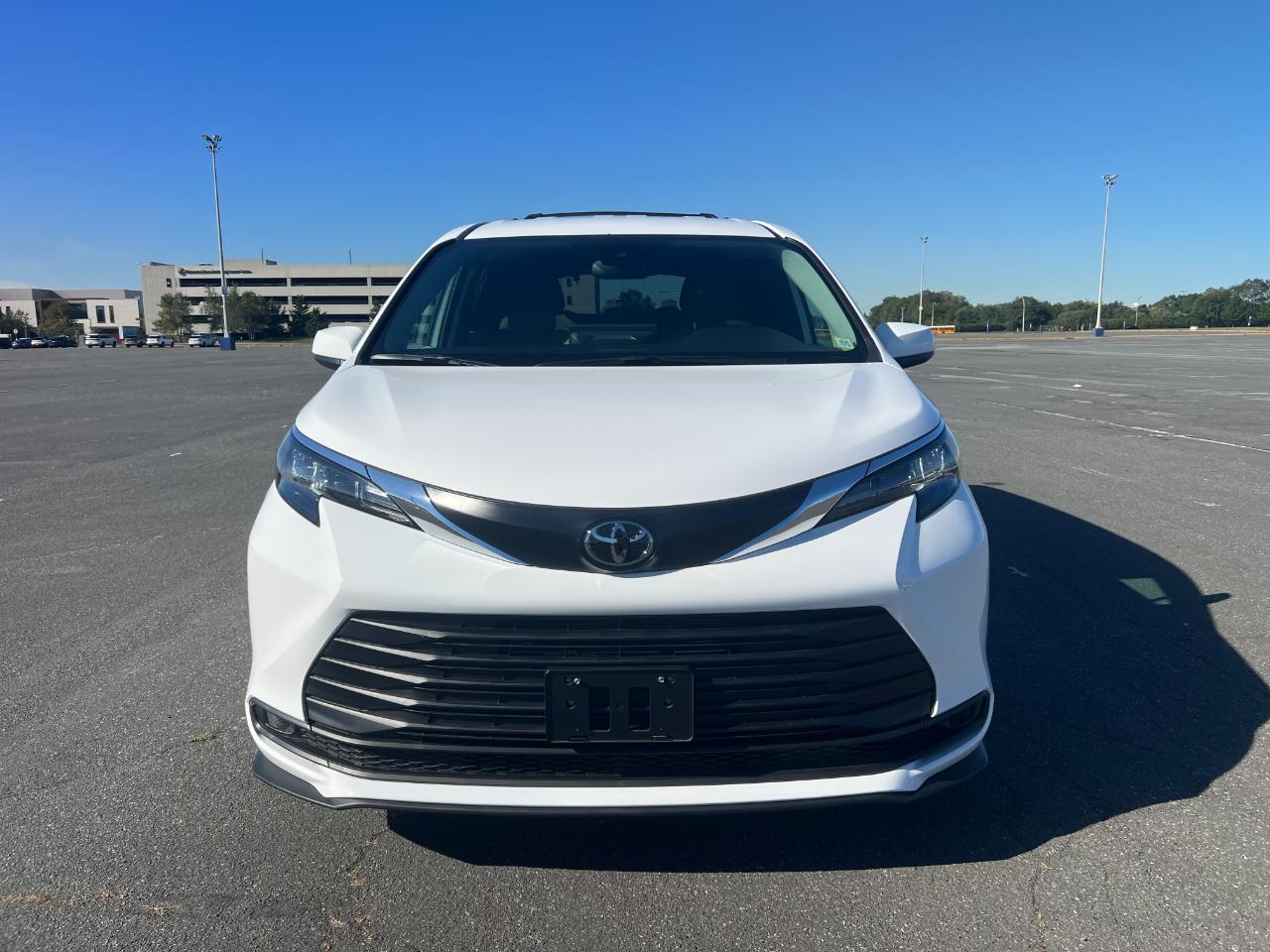 Toyota Sienna LE 8-Passenger 2026