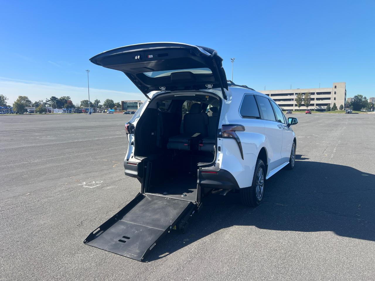 Toyota Sienna LE 8-Passenger 2026