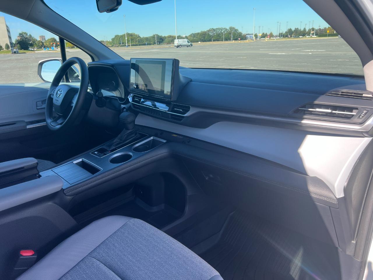 Toyota Sienna LE 8-Passenger 2026