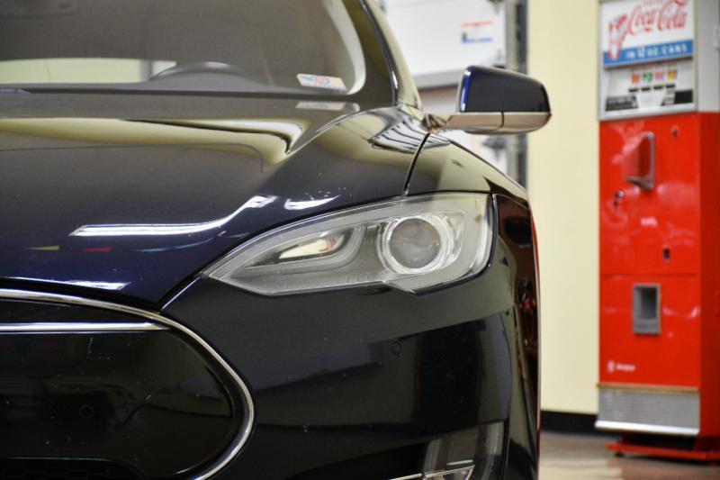 Tesla Model S 4dr Sdn RWD 85 kWh Battery 2014