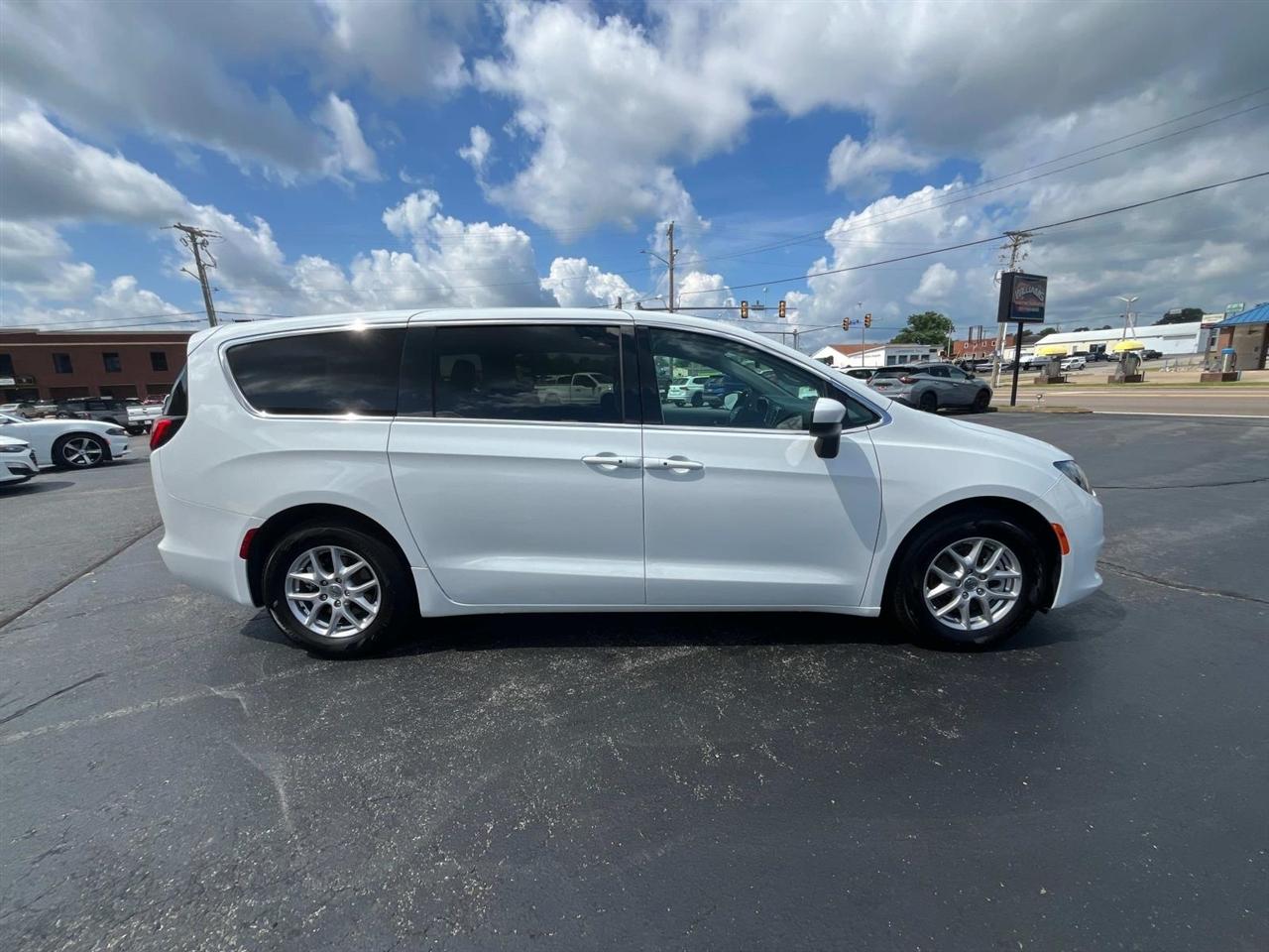 2022 Chrysler Voyager LX