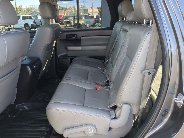 Toyota Sequoia SR5 5.7L 4WD 2016
