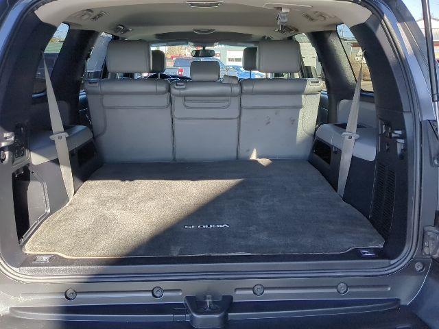 Toyota Sequoia SR5 5.7L 4WD 2016