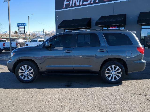 Toyota Sequoia SR5 5.7L 4WD 2016