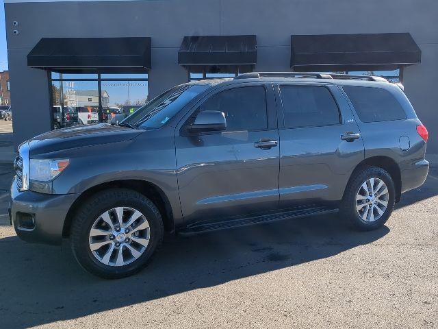 Toyota Sequoia SR5 5.7L 4WD 2016