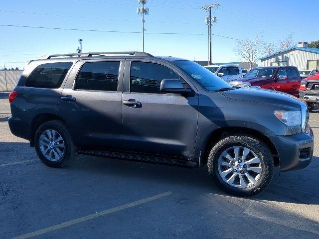 Toyota Sequoia SR5 5.7L 4WD 2016