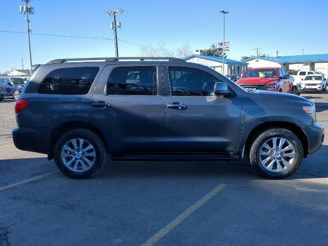 Toyota Sequoia SR5 5.7L 4WD 2016