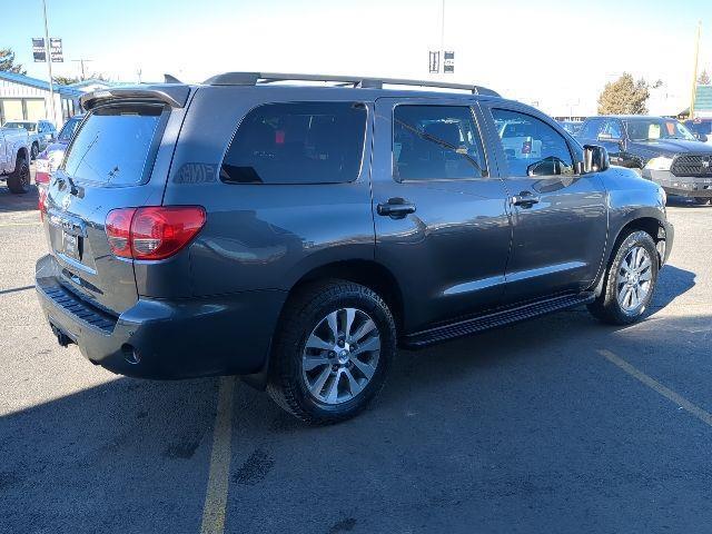 Toyota Sequoia SR5 5.7L 4WD 2016