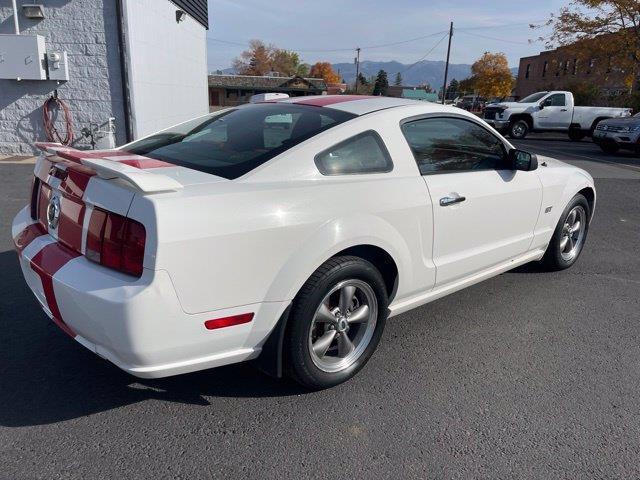 Ford Mustang GT Deluxe Coupe 2006