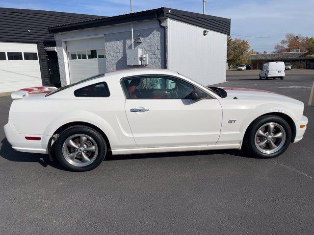 Ford Mustang GT Deluxe Coupe 2006