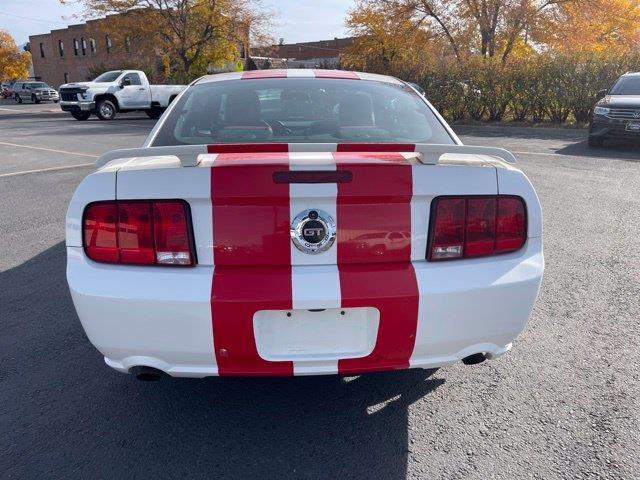 Ford Mustang GT Deluxe Coupe 2006