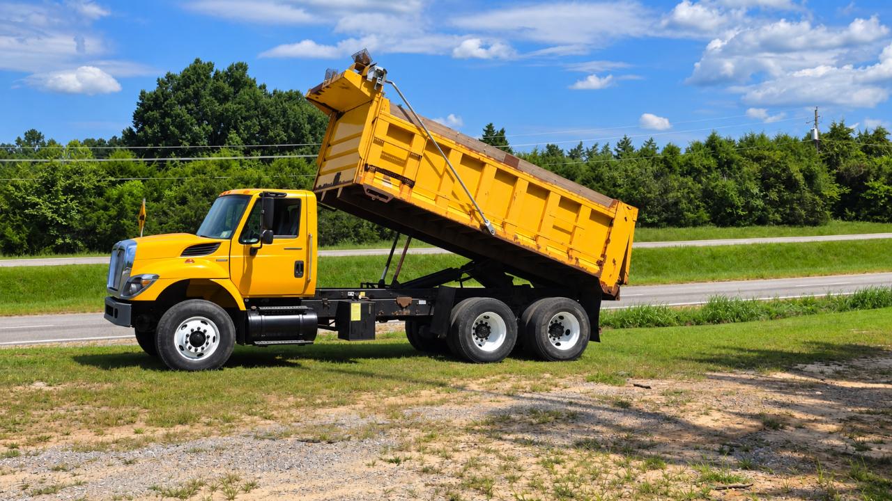 International 7400  2009
