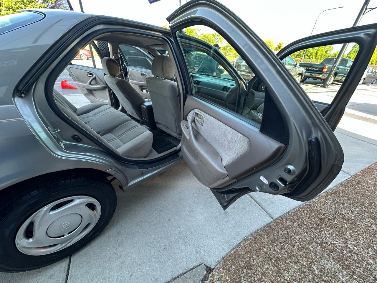 Toyota Camry CE 2000