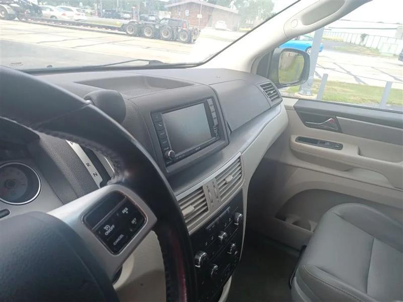 Volkswagen Routan  2011