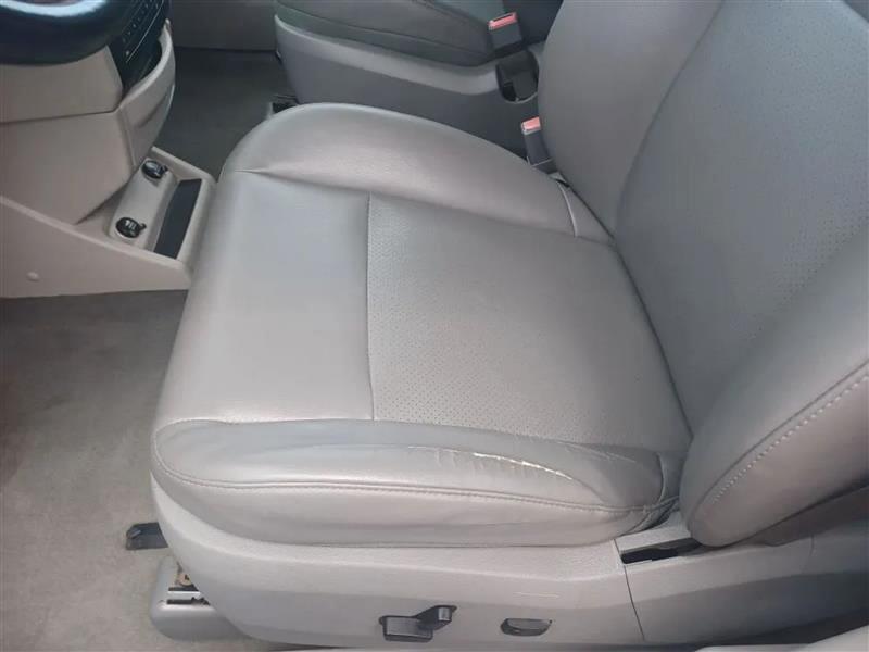 Volkswagen Routan  2011