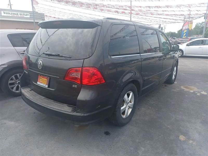 Volkswagen Routan  2011