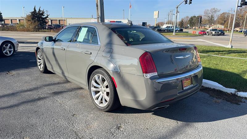 2018 Chrysler 300 Touring L photo 2