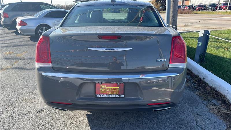 2018 Chrysler 300 Touring L photo 3