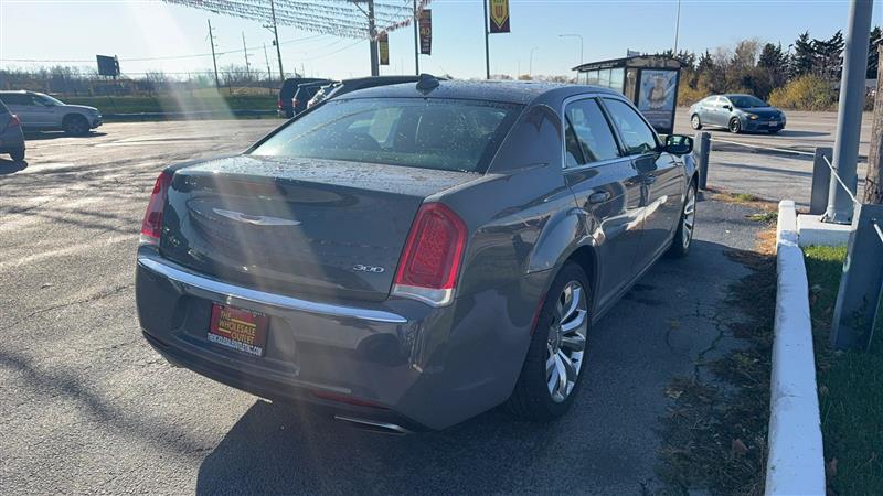 2018 Chrysler 300 Touring L photo 4