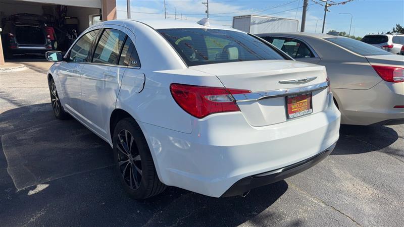 Chrysler 200  2013