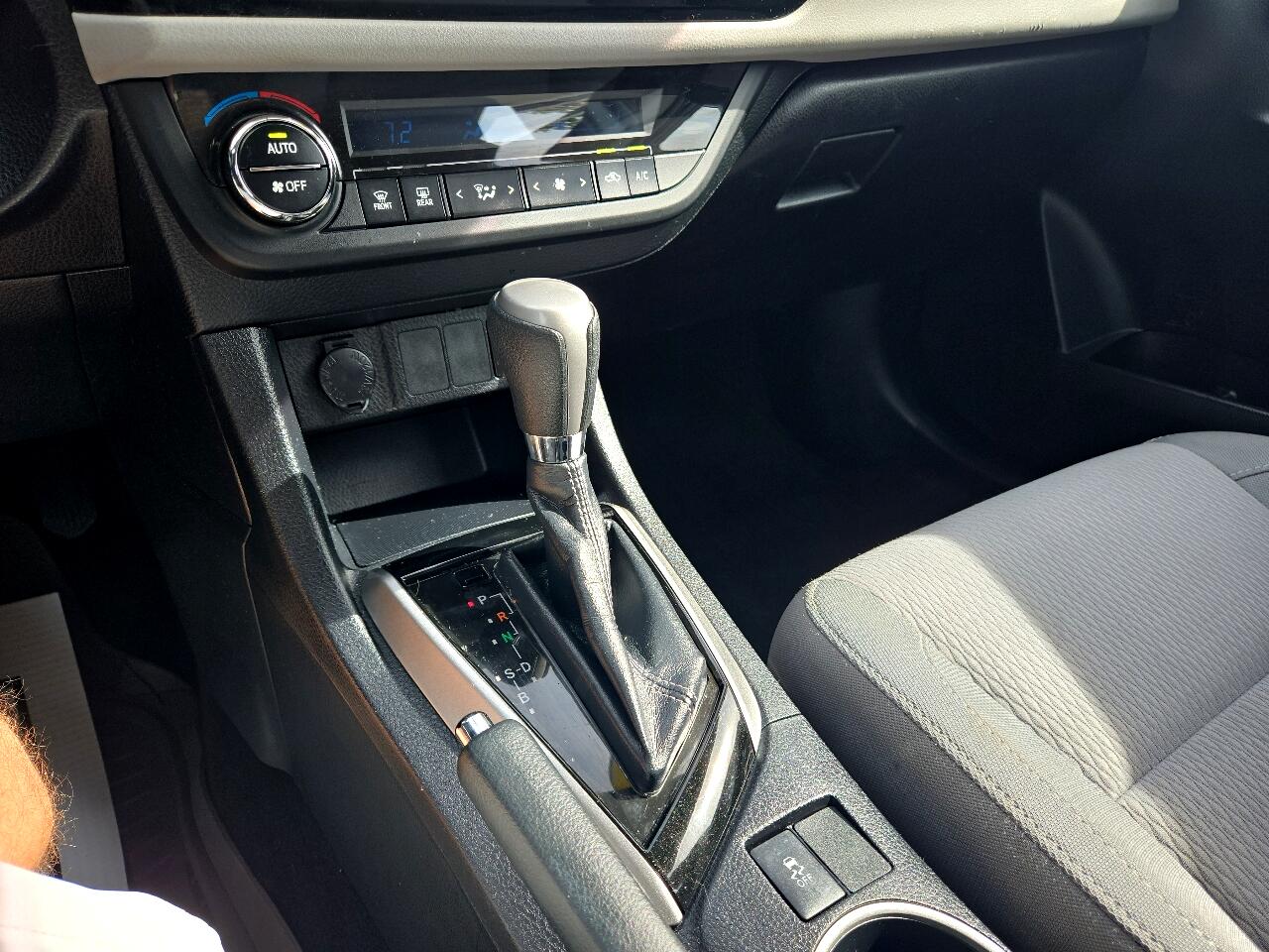 2014 Toyota Corolla LE Plus photo 29