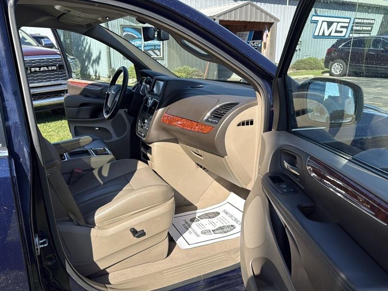 Chrysler Town & Country Touring-L 2012
