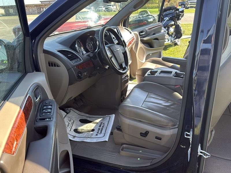Chrysler Town & Country Touring-L 2012