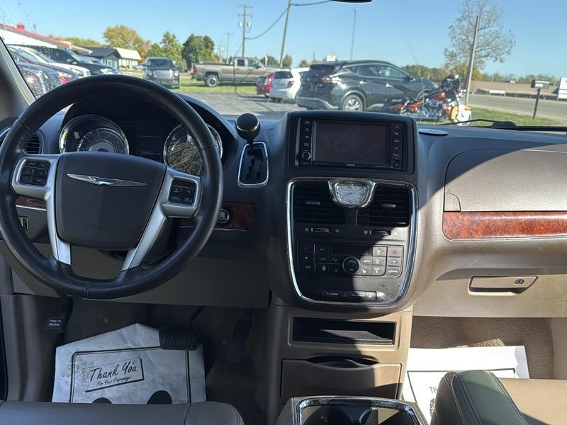 Chrysler Town & Country Touring-L 2012