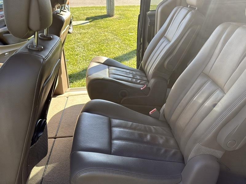 Chrysler Town & Country Touring-L 2012