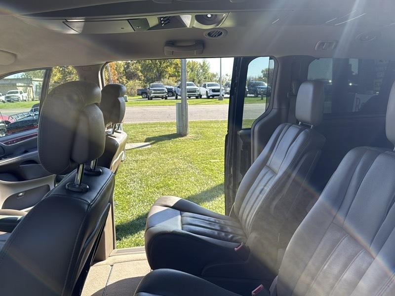 Chrysler Town & Country Touring-L 2012