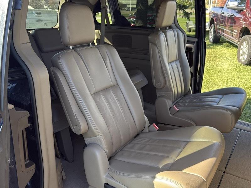 Chrysler Town & Country Touring-L 2012