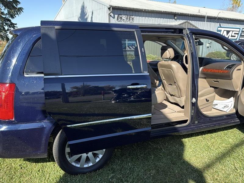 Chrysler Town & Country Touring-L 2012