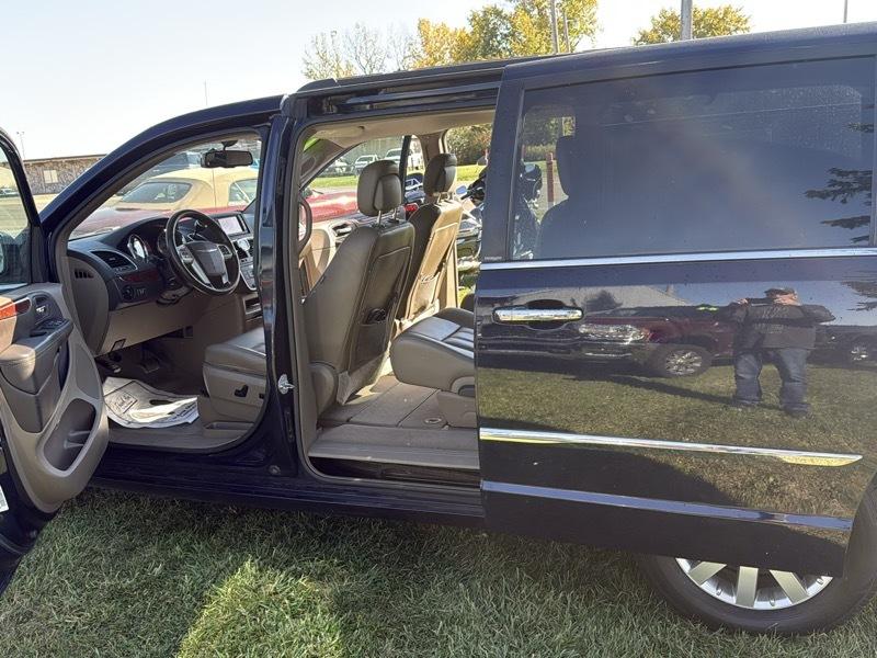 Chrysler Town & Country Touring-L 2012
