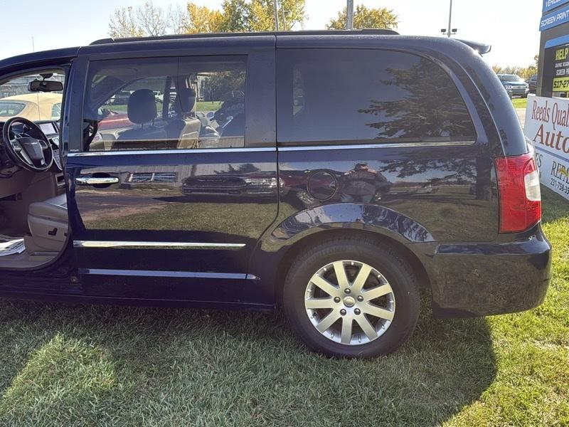 Chrysler Town & Country Touring-L 2012
