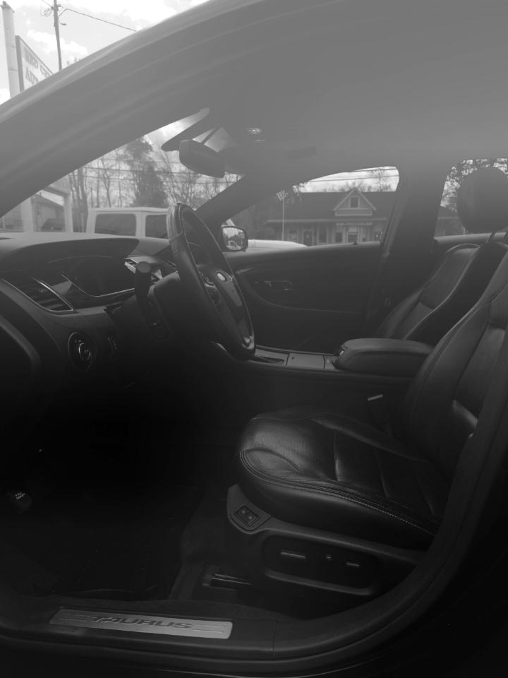 Ford Taurus Limited FWD 2016