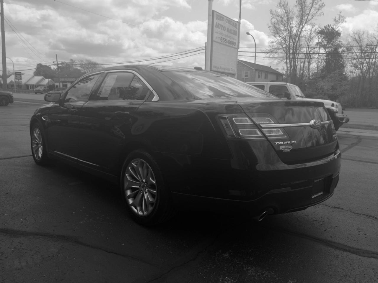Ford Taurus Limited FWD 2016